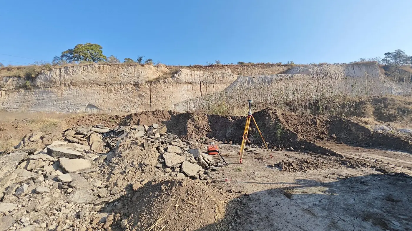 Tripié en zona de excavación y terracería